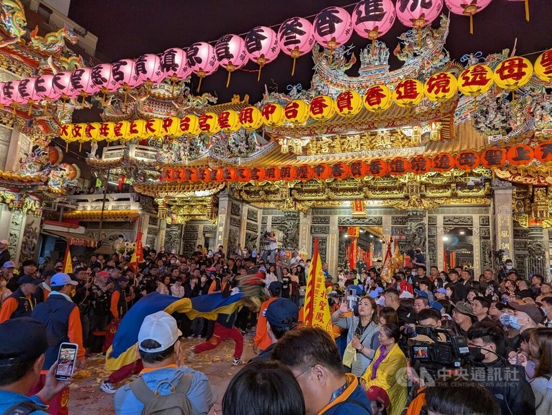 台中大甲鎮瀾宮媽祖遶境活動。13日鎮瀾宮廟前廣場入夜後開始有信徒聚集,觀看陣頭與宮廟進香。中央社記者蘇木春攝 114年4月14日