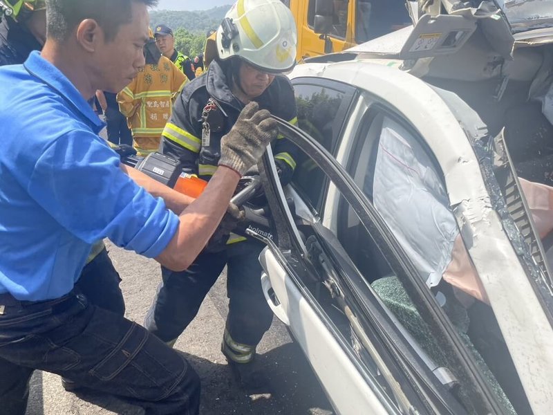 國道3號福爾摩沙高速公路北上221公里中興路段14日上午發生死亡車禍,白色轎車失控追撞停在路肩的砂石車,消防到場時發現,車內男子已明顯死亡,使用破壞器材破壞車門協助脫困。(南投縣消防局提供)中央社記者吳哲豪傳真 114年4月14日