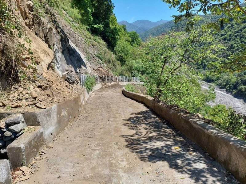 高雄市山區13日降雨,桃源區七坑溫泉道路因落石阻斷,多名遊客受困並在安全處紮營過夜,經高雄市政府六龜區公所調派怪手清理在14日搶通,全數遊客在道路暢通後陸續離開,區公所確認已無遊客滯留。(六龜區公所提供)中央社記者張已亷傳真 114年4月14日