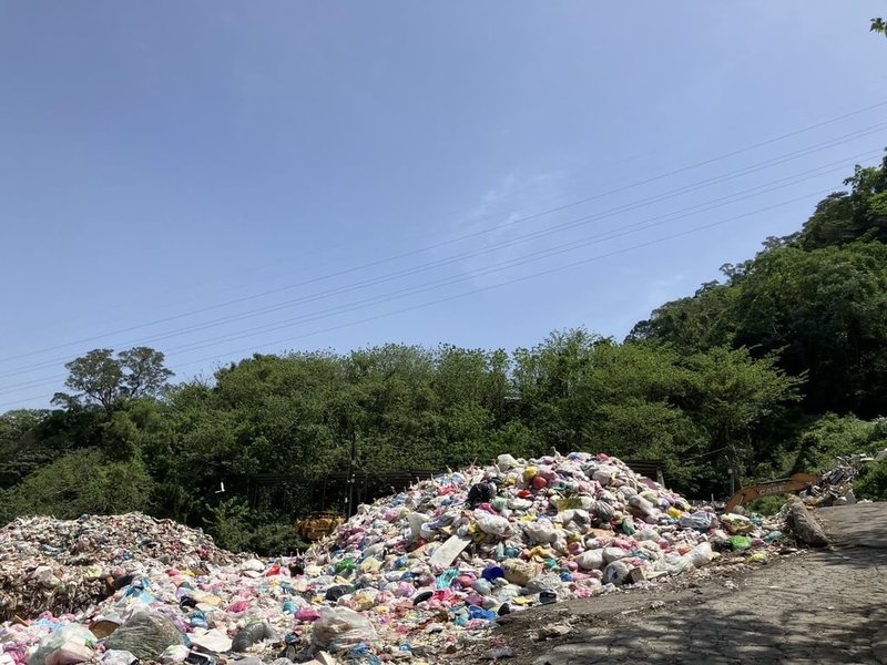 新竹縣政府環境保護局表示,竹東鎮垃圾暫置場量達4000公噸,因位處自來水水質水量保護區,環境部也協調地方縣市協助,最快6月底完成去化。(新竹縣環保局提供)中央社記者郭宣彣傳真 114年4月14日