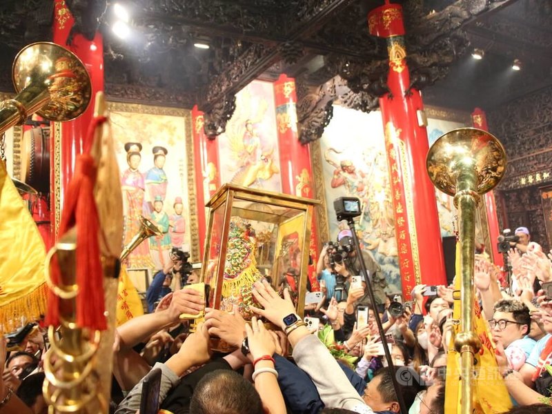 台中大甲鎮瀾宮媽祖遶境活動回鑾行程延遲逾2個小時,14日凌晨1時才回到廟內安座,信徒湧上觸摸神像。中央社記者蘇木春攝 114年4月14日
