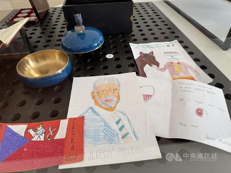 捷克近期舉辦「總統禮物展:從近鄰到遠方的心意」展覽,讓民眾一窺捷克總統珍藏的各國禮物,部分禮物則是捷克總統帕維爾在捷克境內巡迴時收到的,例如孩童的手繪圖畫。中央社記者劉郁葶布拉格攝 114年4月14日