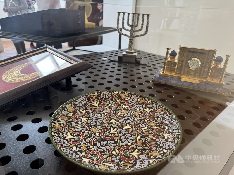 捷克近期舉辦「總統禮物展:從近鄰到遠方的心意」展覽,讓民眾一窺捷克總統珍藏的各國禮物。中央社記者劉郁葶布拉格攝 114年4月14日