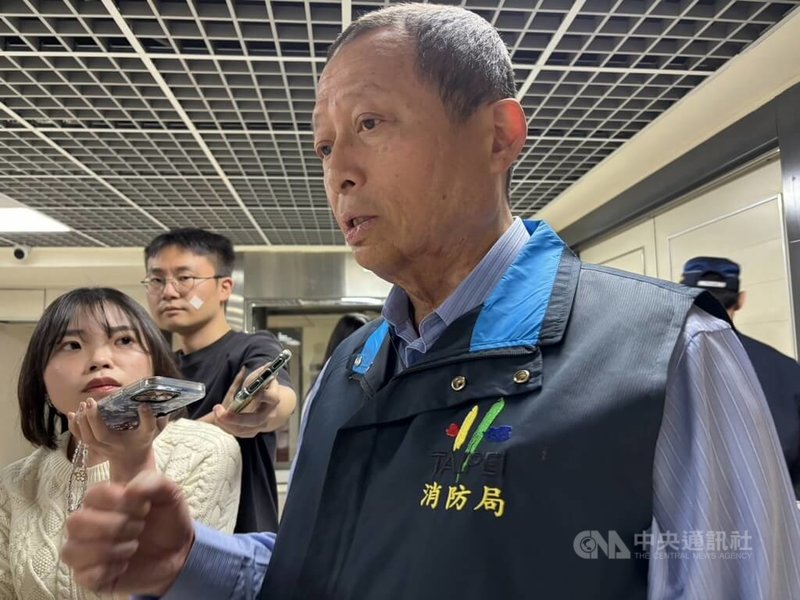 台北市陽明山國家公園14日發生火災,燃燒面積估達50公頃。台北市消防局長莫懷祖(前)表示,目前空勤黑鷹直升機只有1架次,希望能增派多一點,效率及速度都可增快。中央社記者陳昱婷攝 114年4月14日