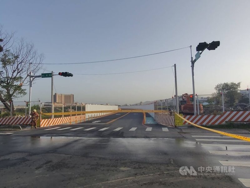 新北市塭仔圳重劃區位泰山區文程路工地，14日下午整地時挖破瓦斯管線，瓦斯濃度一度有爆炸之虞，現場拉起封鎖線進行管制。經瓦斯公司完成止漏作業，周邊交通已解除封鎖。（翻攝照片）中央社記者王鴻國傳真  114年4月14日