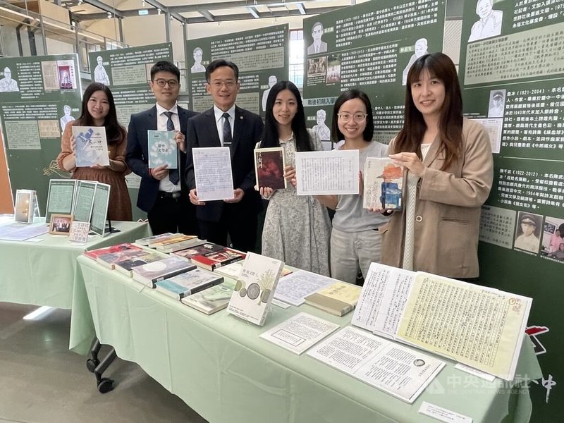 台中一中即日起推出「群星閃耀:我們的青春文學夢」特展,展出多名校友作家作品,展現一中在文壇的重要性與影響力。中央社記者趙麗妍攝 114年4月14日