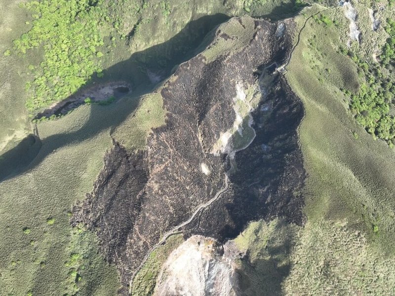 陽明山14日火災延燒超過5小時後撲滅,國家公園署說,初估燃燒面積約32公頃。(國家公園署提供)中央社記者高華謙傳真 114年4月14日