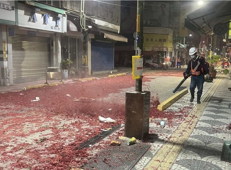 台中大甲媽祖鑾轎日前回鑾行經彰化市區,彰化市清潔隊晚間出動50名隊員,清掃街道的鞭炮灰及垃圾,直到隔天清晨6時才完成清理,共清出5260公斤垃圾及回收物。(彰化市清潔隊提供)中央社記者吳哲豪傳真 114年4月14日