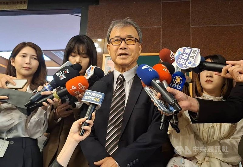 近日有大專生在校園自發設立罷免攤位,引發正反意見。教育部長鄭英耀(中)14日在立法院接受媒體聯訪表示,校園民主和言論自由是台灣高教的重要資產,屬於學生的言論自由和公民活動,應該給予尊重。中央社記者許秩維攝 114年4月14日