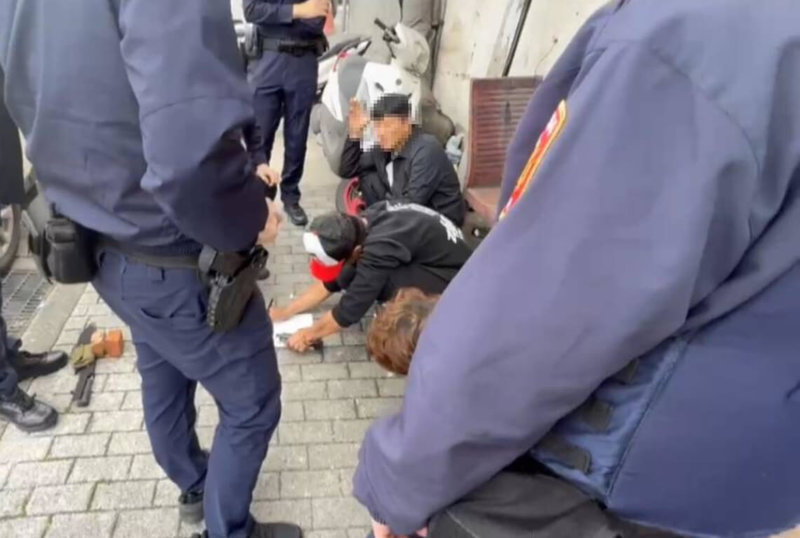 黃女與曹男（圖馬賽克）因有5萬元修車費糾紛，雙方13日開車在基隆巧遇，曹男要求談判，同行的王男持磚頭砸毀車窗，董男駕車逆向堵住去路並持刀揮舞，警方迅速逮捕3人，依妨害秩序等罪嫌送辦。（讀者提供）中央社記者王朝鈺傳真 114年4月14日