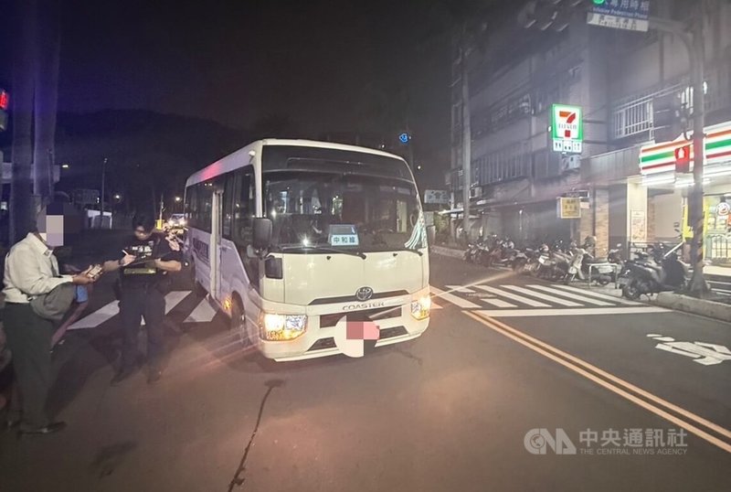 陳姓男大生日前行經新北市泰山區南泰路口時,見號誌「小綠人」急閃中,於是搶快跑步過馬路,不料遭小型巴士撞上。警方表示,所幸男大生經送醫治療後已無大礙。(翻攝照片)中央社記者王鴻國傳真 114年4月14日
