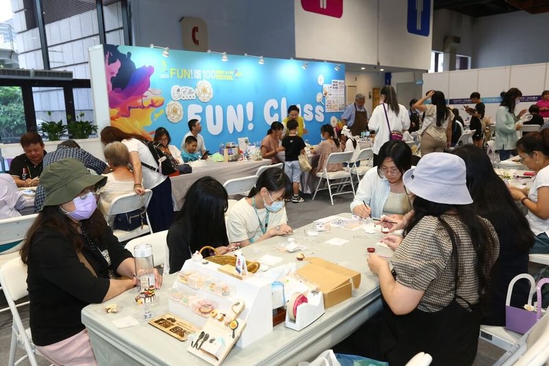 2025年「FUN！嗜100」7月18日至20日登場。圖為2024年展覽期間，吸引熱愛生活風格與嗜好的參觀者體驗多元手作課程，享受療癒時光。（貿協提供）中央社記者劉千綾傳真 114年4月14日