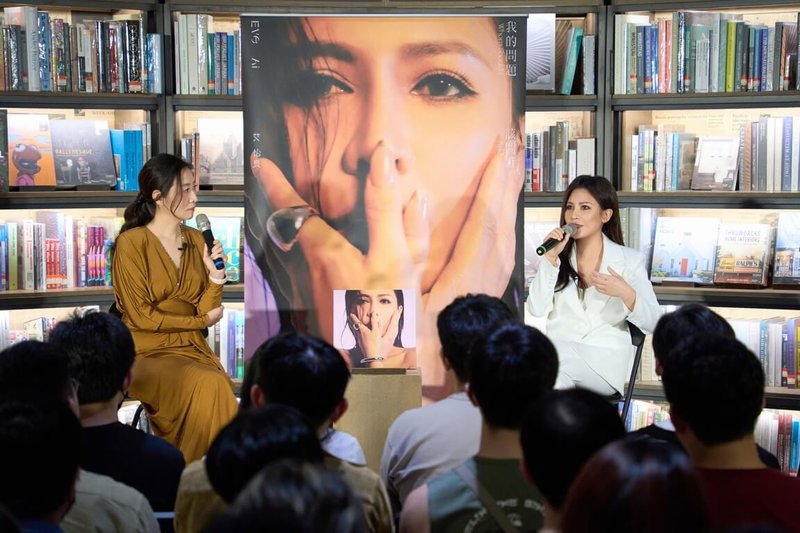 金曲歌后艾怡良(右)日前舉行「我的問題該問誰」黑膠唱片簽名座談會,與榮格心理分析師鄧惠文(左)對談,艾怡良自曝理想型要像雷神索爾又懂得照顧人。(環球唱片提供) 中央社記者趙靜瑜傳真 114年4月14日