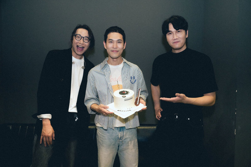 金曲樂團宇宙人成員小玉(右)、方Q(左)在20週年巡演廈門站,突襲為吉他手阿奎(中)慶生。(相信音樂提供)中央社記者葉冠吟傳真 114年4月14日