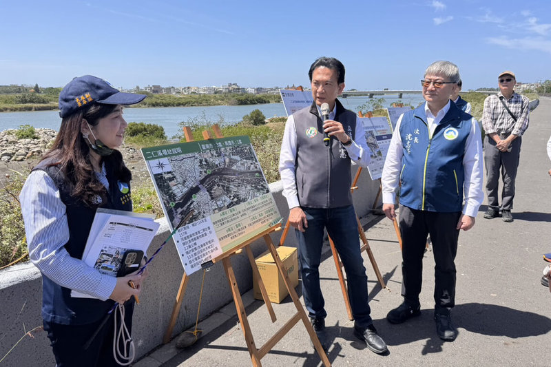 民進黨立委林俊憲(左2)14日邀請台南市環保局、相關單位代表及地方居民,會勘二仁溪廢棄物挖掘及清理場址,環境部將針對剩餘污染逐年按進度進行。(林俊憲服務處提供)中央社記者楊思瑞台南傳真 114年4月14日