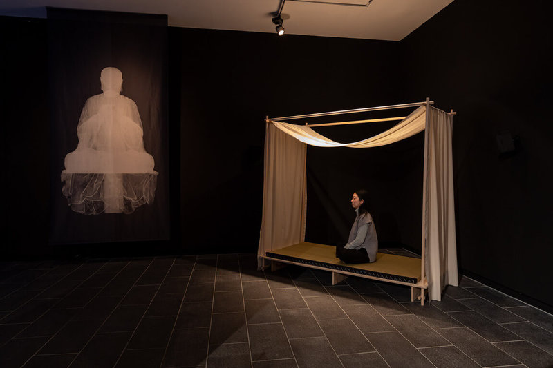 「陰影與虛無:佛陀¹⁰」展覽,將歷史悠久的佛教雕塑與當代作品並陳,邀請觀眾體驗一場傳統與現代的佛教藝術對話,探索佛教藝術和文化認同。(英國曼徹斯特藝術中心esea contemporary提供)中央社記者黃佩珊倫敦傳真 114年4月14日
