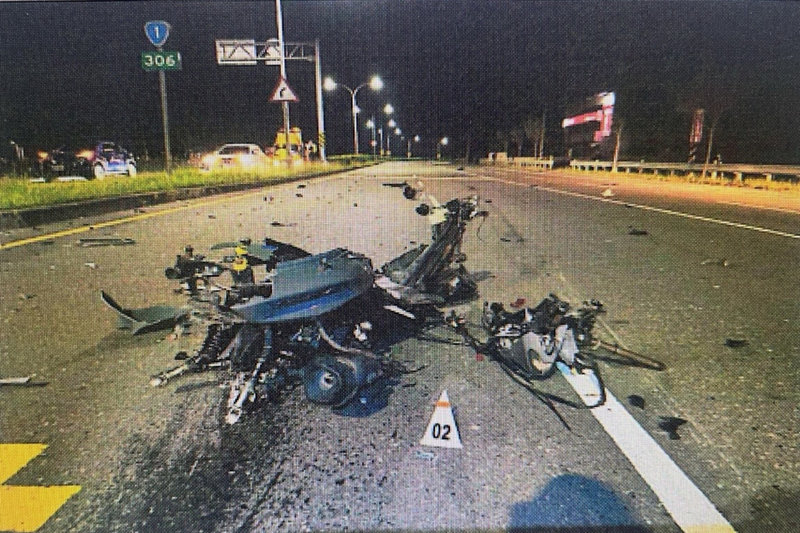 台南市官田區12日晚間發生自小客車與機車、微型二輪電動車事故,騎車的3名印尼籍移工1死2傷,自小客車未停留於現場。(讀者提供)中央社記者楊思瑞台南傳真 114年4月14日