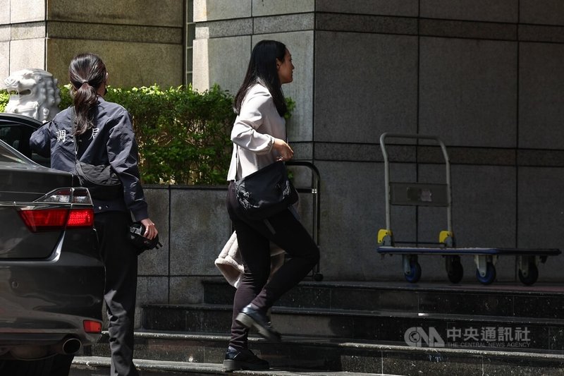 檢調偵辦罷免綠委涉幽靈連署案，14日上午前往民進黨立委吳沛憶罷免案領銜人劉思吟、李孝亮住處搜索。圖為劉思吟（右）被帶回調查局台北市調查處。中央社記者翁睿坤攝 114年4月14日