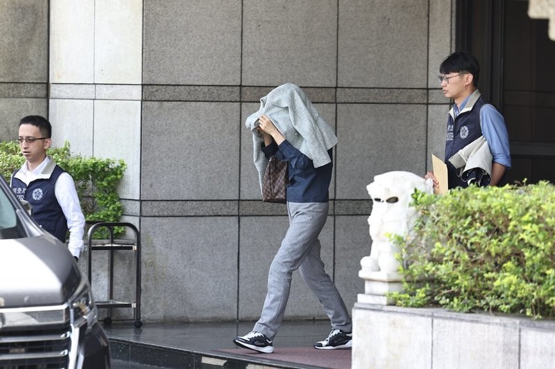 北檢偵辦幽靈連署案,查出民進黨立委吳思瑤、吳沛憶罷免案的罷免團體疑偽造提議書,14日搜索約談罷免吳沛憶領銜人李孝亮等6名被告。檢調另通知李孝亮母親(中)等人作證,下午陸續移送至北檢複訊。中央社記者翁睿坤攝 114年4月14日