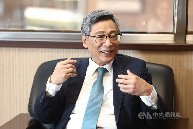 黑松董事長張斌堂(圖)說,黑松是上市公司,公司要繼續存在,與其思考是家族成員或專業經理人經營,最重要還是能不能幫公司和股東賺錢。「只要專心把業績做起來,黑松的經營者不一定要姓『張』」。中央社記者王騰毅攝 114年4月14日