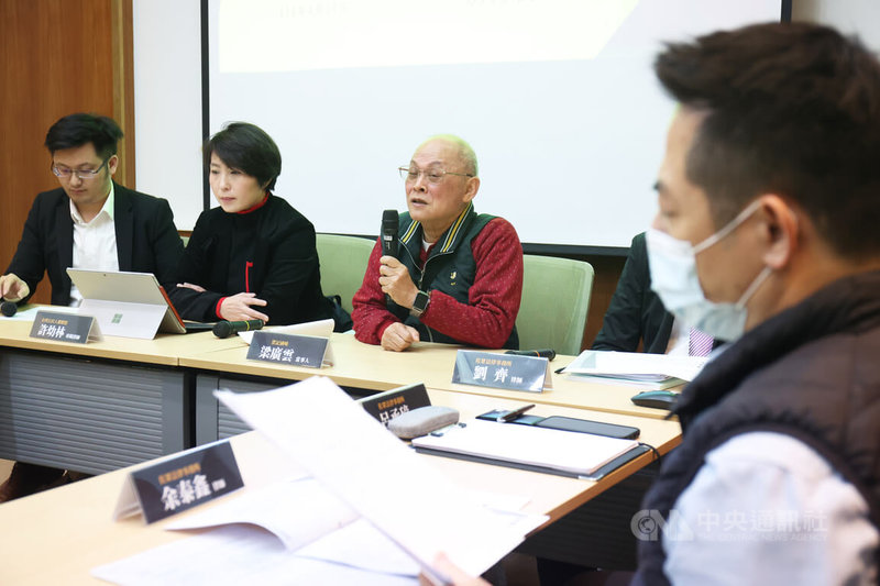 台灣公民人權聯盟14日上午於立法院舉行記者會,米其林名攤「梁記滷味」老闆梁廣雲(左3)現身指控判決公告主文與實際送達判決內容結果不一致,指司法院對於裁判程序及效力,沒有查證及把關能力。中央社記者趙世勳攝 114年4月14日