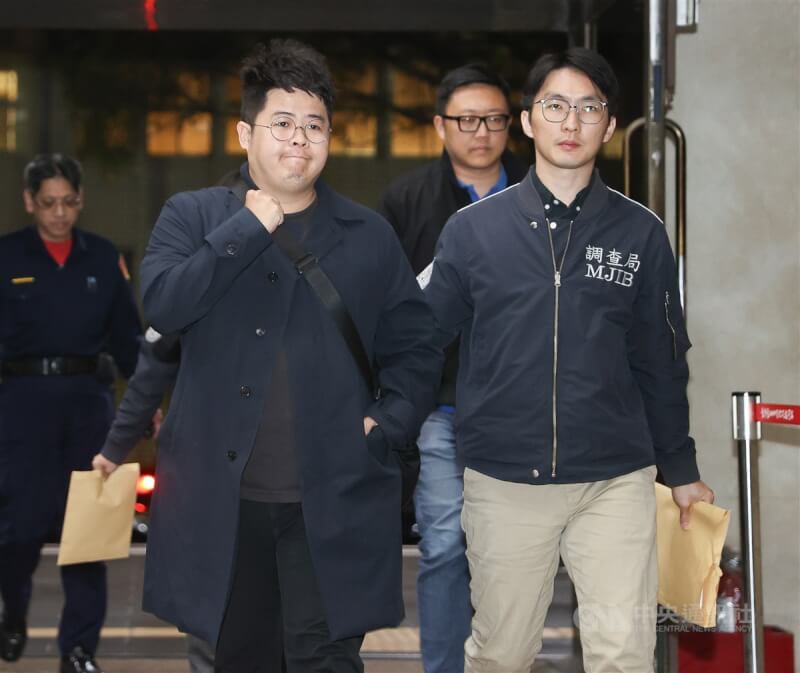 北檢偵辦幽靈連署案,查出民進黨立委吳思瑤、吳沛憶罷免案的罷免團體疑偽造提議書,14日指揮調查局搜索、約談「罷吳四騎士」陳冠安(前左),晚間移送北檢複訊。中央社記者謝佳璋攝 114年4月14日