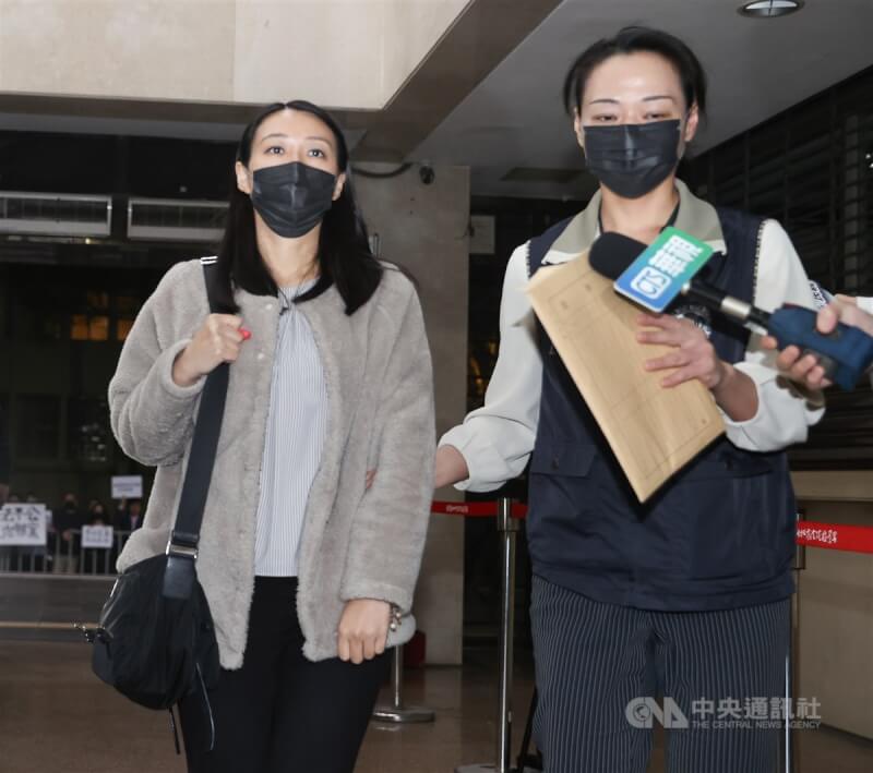 台北地檢署偵辦幽靈連署案,查出發起罷免民進黨立委吳思瑤、吳沛憶的罷團疑偽造提議書,14日以被告身分約談「罷吳四騎士」劉思吟(左),晚間移送北檢複訊。中央社記者謝佳璋攝 114年4月14日