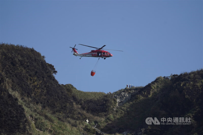 台北市陽明山國家公園14日發生火災,火勢延燒,空勤總隊下午派遣黑鷹直升機吊水袋前往協助滅火。中央社記者徐肇昌攝 114年4月14日