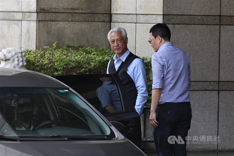 台北地檢署偵辦涉幽靈連署案,查出民進黨立委吳思瑤、吳沛憶罷免案的罷免團體疑有偽造提議書情事,14日指揮調查局搜索並約談罷瑤領銜人張克晉(左)。中央社記者翁睿坤攝 114年4月14日