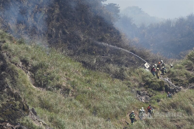 陽明山小油坑停車場附近竹林14日發生火警,台北市消防局獲報緊急出動人車到場布水線滅火灌救。中央社記者徐肇昌攝 114年4月14日