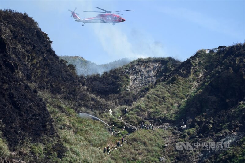 陽明山七星山步道區域上午11時許發生火災,一架空勤直升機在災區上空盤旋。中央社記者徐肇昌攝 114年4月14日
