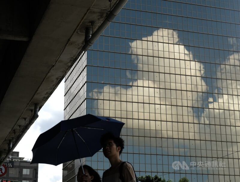 圖為台北市中正區,民眾外出撐傘遮陽。(中央社檔案照片)