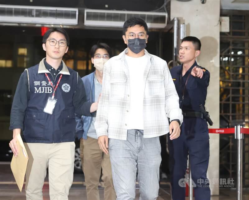 台北地檢署偵辦幽靈連署案,查出民進黨立委吳思瑤、吳沛憶罷免案的罷免團體疑有偽造提議書情事,14日指揮調查局搜索、約談吳沛憶罷團領銜人李孝亮(前右),晚間移送北檢複訊。中央社記者謝佳璋攝 114年4月14日