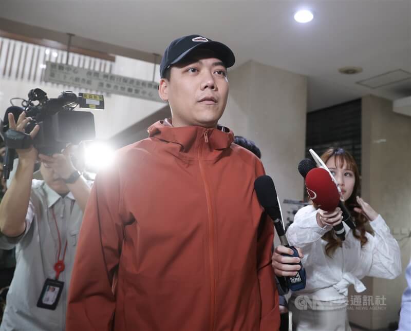 北檢偵辦幽靈連署案,查出發起罷免民進黨立委吳思瑤、吳沛憶的罷團疑有偽造提議書情事,14日約談「罷吳四騎士」賴苡任(中),晚間移送北檢複訊。中央社記者謝佳璋攝 114年4月14日