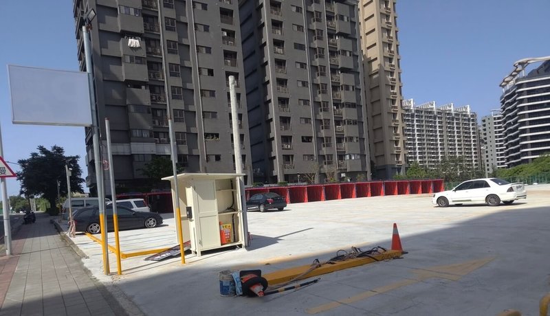 民進黨新北市議員鄭宇恩指出,淡水區某用地被業者開闢為臨時停車場,近期場內鋪面出現大面積沉陷。交通局14日派員稽查,現場已拆除收費資訊招牌,進行封場。(新北市交通局提供)中央社記者趙敏雅傳真 114年4月14日