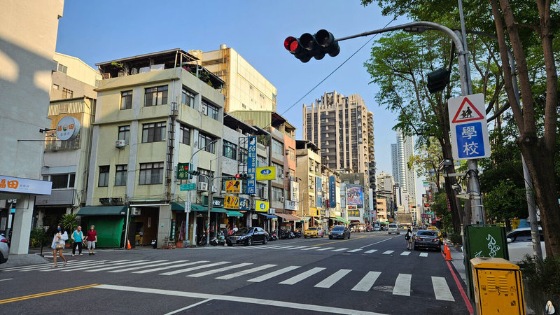 為提升學童及行人的交通安全,高雄市將恢復市區300多處校園周邊路口的全日三色燈號運作,並根據路口的淨寬度,設置適當的行人過馬路等待時間,以替代過去僅在上放學時間才調整的閃光運作模式。(高雄市交通局提供)中央社記者蔡孟妤傳真 114年4月14日