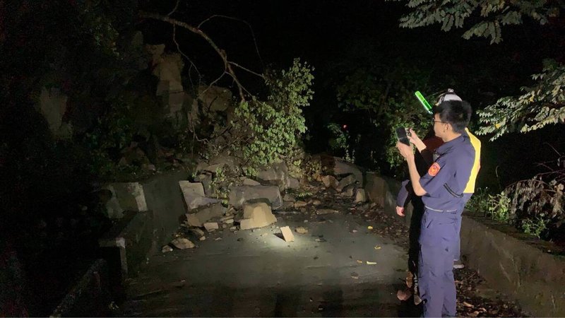 通往高雄市桃源區七坑溫泉聯外道路因降雨遭落石及樹木等物阻斷,15名遊客13日受困無法通行,高雄市政府六龜區公所14日上午調派怪手等搶修機具入山清除,預計中午左右可以搶通道路,協助民眾脫困。(高雄市政府警察局六龜分局提供)中央社記者張已亷傳真 114年4月14日