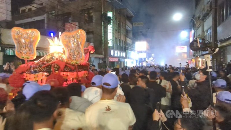 台中大甲鎮瀾宮媽祖遶境活動13日鑾轎回鑾途中,行經大甲市區時發生2起推擠衝突,警方獲報後調查釐清。中央社記者蘇木春攝 114年4月14日