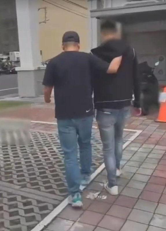 台中大甲媽祖遶境進香活動,12日鑾轎行經沙鹿區,有有酒醉男子因爭相扶持娘傘,和同隊成員發生推擠,警方先行制止後將依法開罰。(民眾提供)中央社記者趙麗妍傳真 114年4月14日