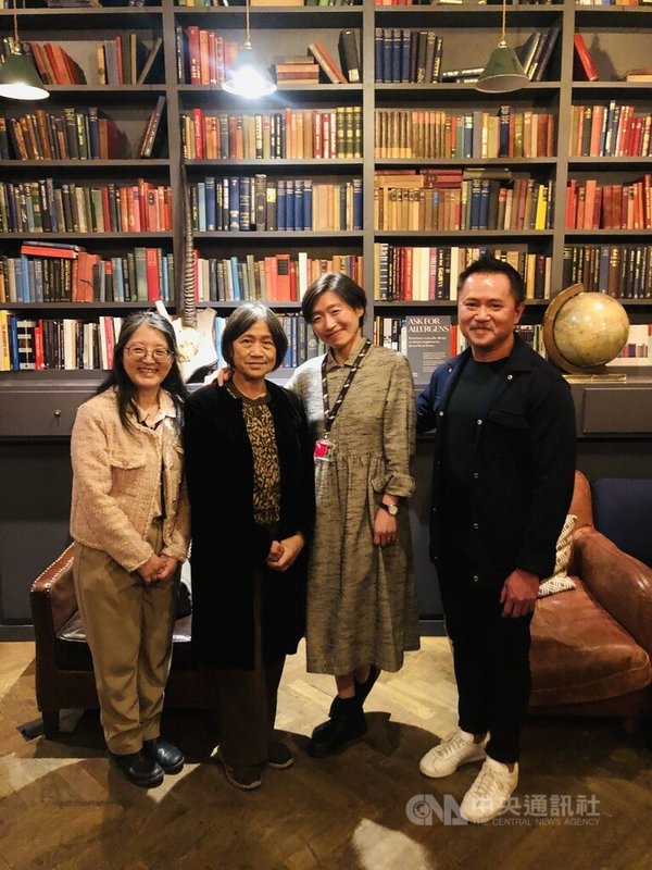 英國電影協會(BFI)4月在倫敦舉行台灣新電影專題影展,導演黃玉珊(左2)應邀出席台灣新電影研討會,從女性主義視角解析台灣電影產業發展。圖為11日策展人趙賢真(右2)、文化部駐英文化組代理組長林欣怡(左1)、放映會座談主持人、倫敦國王學院電影系教授范可樂(右1)在影展交流酒會。中央社記者陳韻聿倫敦攝 114年4月14日