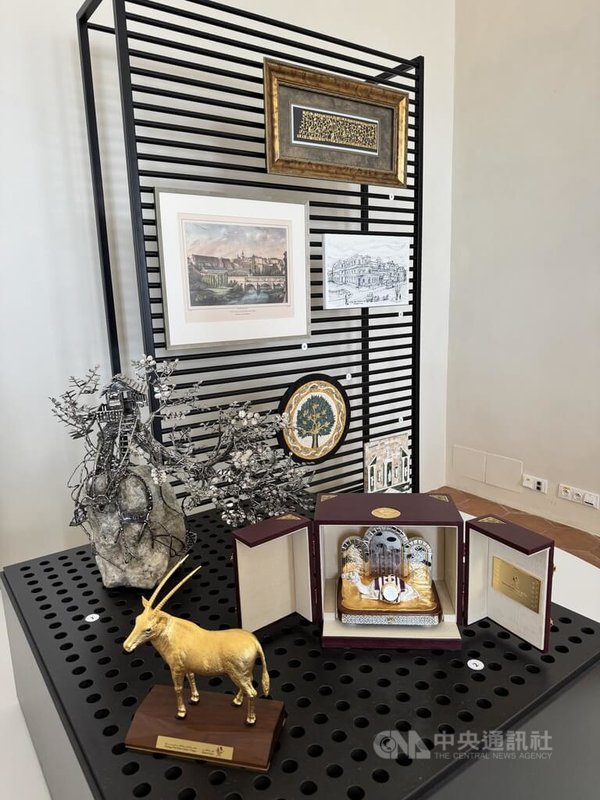 捷克近期舉辦「總統禮物展:從近鄰到遠方的心意」展覽,是捷克總統帕維爾首度公開獲贈禮物,展出包含菲律賓贈予的「托著一棵銀樹的石頭」。中央社記者劉郁葶布拉格攝 114年4月14日