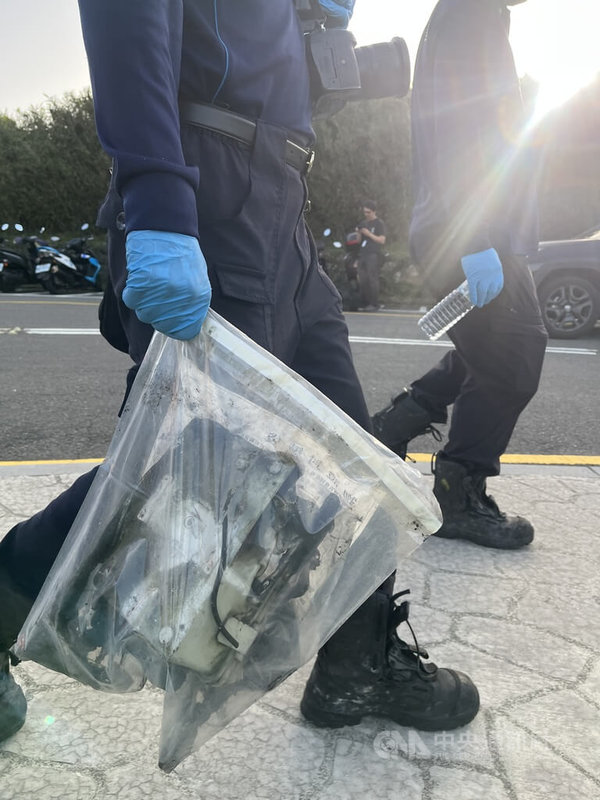 陽明山國家公園七星山步道區域14日上午11時許發生火災,初判為空氣品質感測儀器起火,已貼告示提醒民眾勿進入小油坑區域。鑑識人員拿著燒毀的證物下山,表示要拿回去鑑定。中央社記者徐肇昌攝 114年4月14日