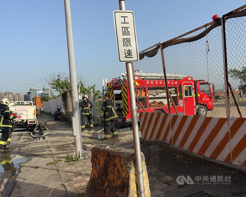 新北市泰山區文程路包商施工14日疑不慎挖損瓦斯管線，瓦斯外洩濃度一度有爆炸之慮，警消已封閉區域並進行處理。（翻攝照片）中央社記者王鴻國傳真  114年4月14日