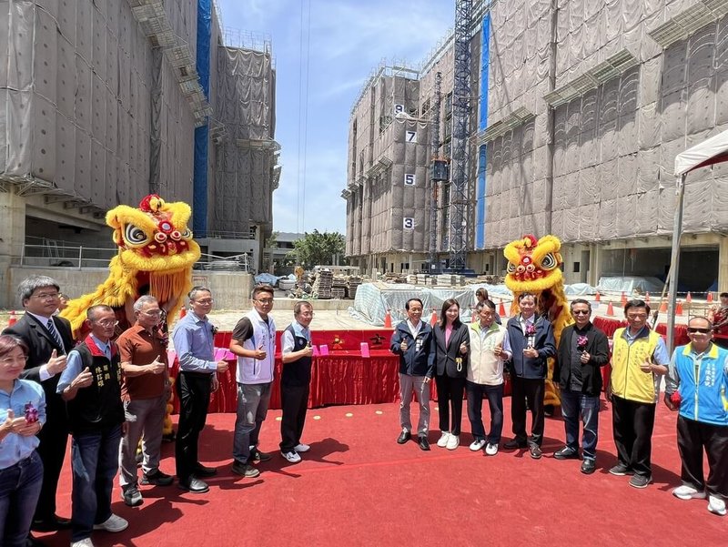 高雄市「大寮社會住宅(第一期)新建工程」15日舉行上樑典禮,預計2026年7月完工,副市長林欽榮(右7)出席見證。(高雄市水利局提供)中央社記者蔡孟妤傳真 114年4月15日