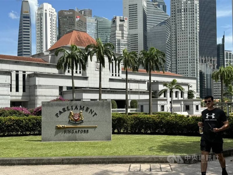 新加坡總統尚達曼15日解散國會、2025年全國大選流程正式起跑,投票日落在5月3日。中央社記者吳昇鴻新加坡攝 114年4月15日