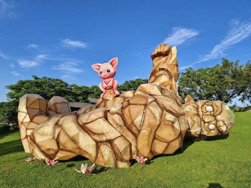 花蓮縣瑞穗鄉北回歸線標誌公園近日出現一座大型裝置藝術「躺著的巨人」,此為2025年台灣燈會主題燈飾作品之一的「奇蹟樂園的慶典:雲樂園」,原是站立式裝置,但因考量力學穩定性與現場遊客的安全,決定採用臥躺姿態呈現。(民眾提供)中央社記者李先鳳傳真 114年4月15日