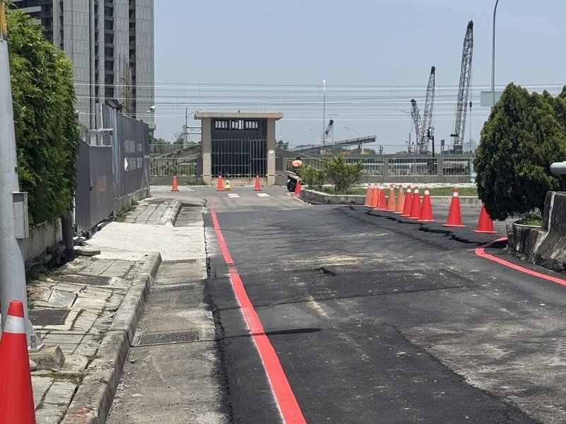 台中市烏日區高鐵二路平面迴轉道出現裂痕長度逾20公尺,且路面高低不平;都發局14日前往會勘,初步發現附近建案地下室開挖擋土措施有部分未依程序施作,要求勒令停工。(民眾提供)中央社記者郝雪卿傳真 114年4月15日