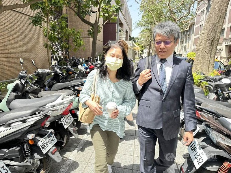 台北地院審理京華城及政治獻金案,15日再召開準備程序庭,木可公司董事長李文娟(左)、律師徐仕瑋(右)庭訊後離開法院。中央社記者劉世怡攝 114年4月15日