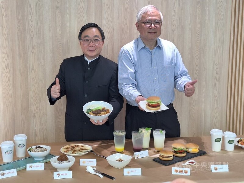 大成強攻植物肉市場,大成副總裁韓家寅(左)15日宣布4月底將在三軍總醫院美食街開出植物肉餐廳,採雙品牌,包括中式料理「好蔬上」和蔬植漢堡「綠季諾」。中央社記者何秀玲攝 114年4月15日