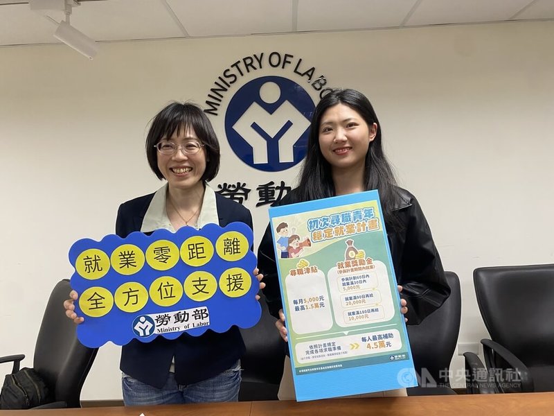 畢業季即將來臨,勞動部勞動力發展署就業服務組副組長黃巧婷(左)指出,勞動部攜手大專校院舉辦校園徵才活動,讓青年就近就能與廠商面對面了解職缺,16日起將舉辦56場,提供7萬個職缺。中央社記者吳欣紜攝 114年4月15日
